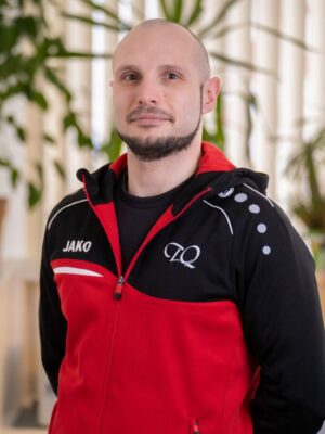 Benjamin Manhold Athletiktrainer A Lizenz Fitnessfachwirt | Lehrer für Fitness | Trainer Cardiofitness | Trainer für gerätegestützes Krafttraining | Trainer für Sportrehabilitation | Athletiktrainer Leistungssport | Fitnesstrainer B Lizenz | Ernährungstrainer B Lizenz | Milon QMed Trainer | Medienverantwortlicher